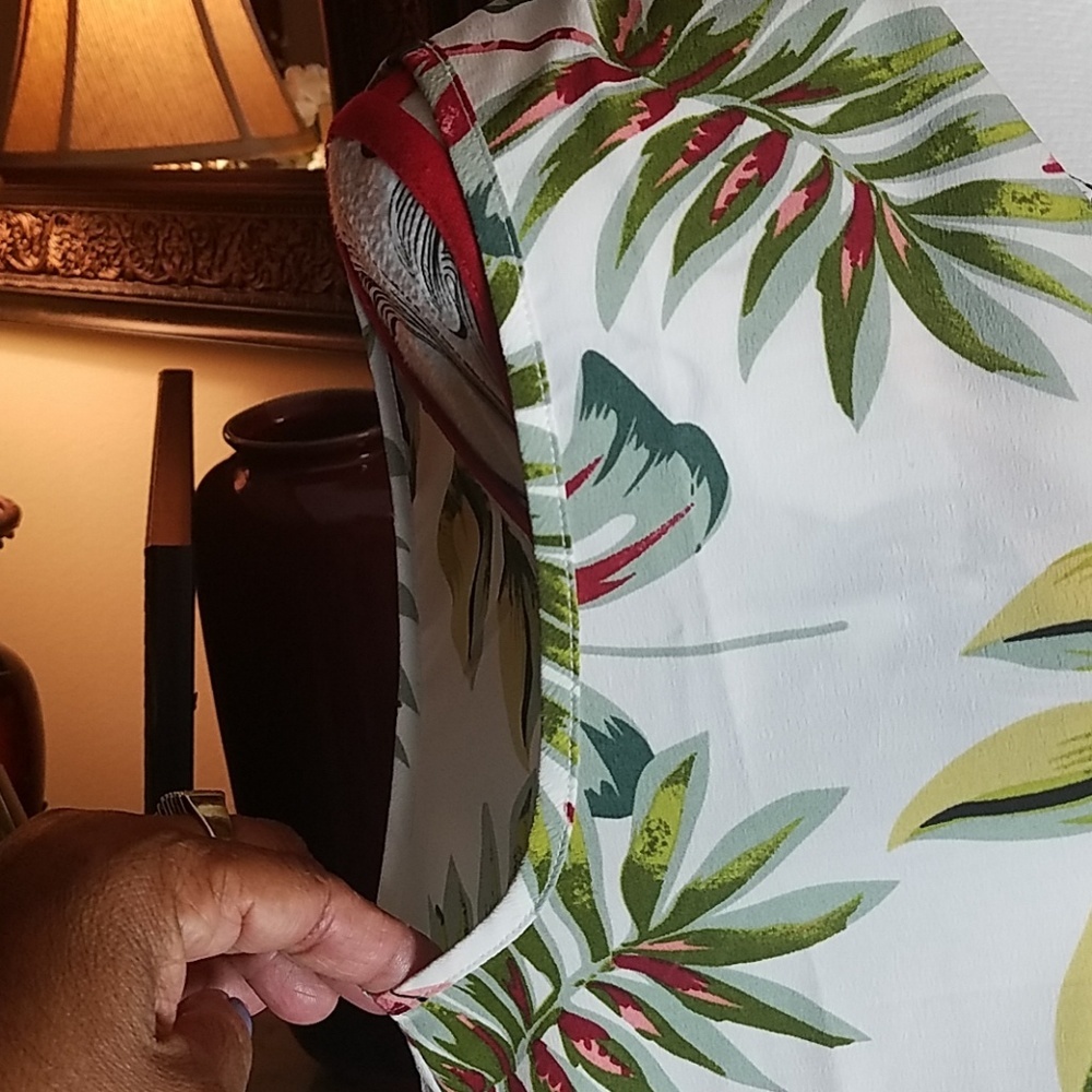 NWT, Alythea, 0247, Women's White Floral top with V-neck and rusching in size XL - Picture 2 of 5